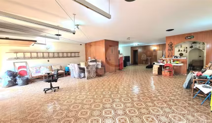 Casa com 4 dormitórios, 2 suítes, Master com closet, Living, quintal e muito mais!