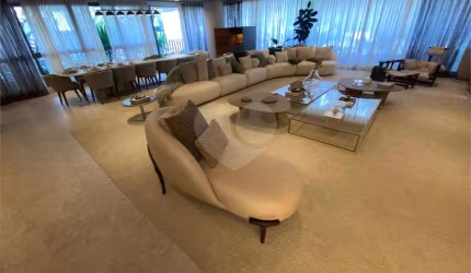 Apartamento garden com 380 m2, 4 suítes e 4 vagas a venda em Moema