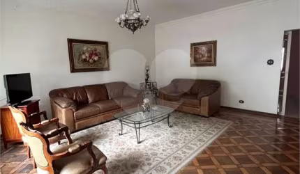 Sobrado de 400m2 de área útil, 6 dormitórios, living 4 ambientes, quintal, 6 vagas, no Planalto.