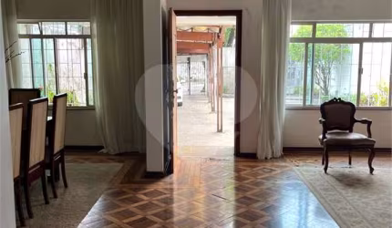 Sobrado de 400m2 de área útil, 6 dormitórios, living 4 ambientes, quintal, 6 vagas, no Planalto.