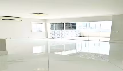 Excelente Cobertura Duplex totalmente reformada na Vila Nova Conceição Locação e Venda.