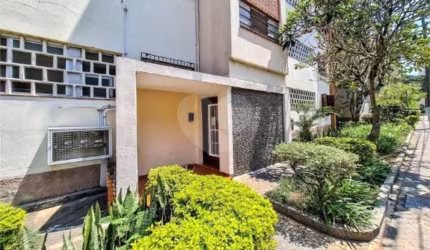 Apartamento em localização excelente na Vila Mariana. São 3 Quartos grandes e Sala 2 ambientes!!