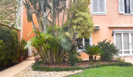 Casa á venda em Condomínio Fechado
