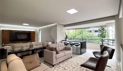 Ótimo apartamento com 162m², 3 suítes, 3 vagas, planta original com 4 dormitórios.