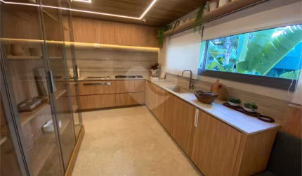 Apartamento a venda em Moema, perto do Ibirapuera, com 215 m2, 3 suítes e 3 vagas