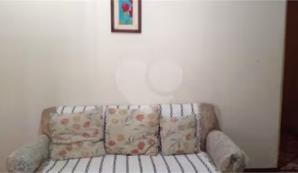 Casa térrea à venda de 78 m² de área útil e 148 m² de área total para demolição.