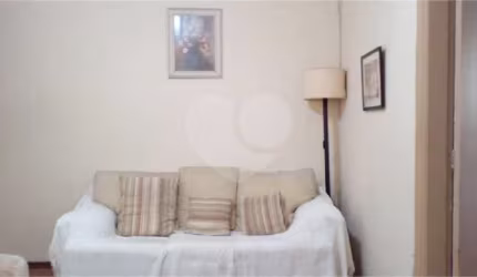 Casa térrea à venda de 78 m² de área útil e 148 m² de área total para demolição.
