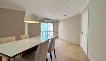 Apartamento em andar alto em Moema Pássaros com 2 dormitórios + home e 2 vagas de garagem - todo reformado.