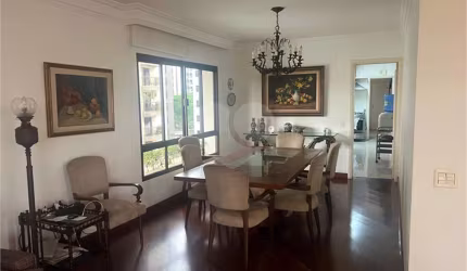 Apartamento de 220m² no Itaim Bibi com 3 suítes, living para 3 ambientes com varanda, 3 vagas na garagem