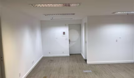 Sala comercial com 124m², 5 banheiros, 1 copa e 3 vagas no melhor de Moema