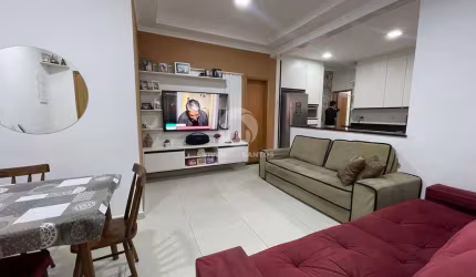 Casa sobreposta baixa à venda, 3 suítes, em Santos/SP.