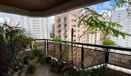Apartamento com 4 suítes e três vagas demarcadas a três quadras da praia no Boqueirão