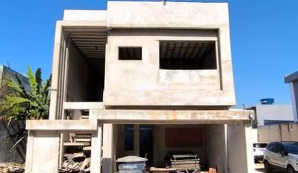 EXCELENTE CASA DUPLEX CONTEMPORÂNEA EM FASE AVANÇADA DE CONSTRUÇÃO
