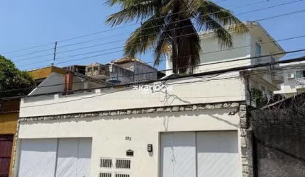 Casa para alugar com 135m²,  3 suítes, 2 vagas de garagem.