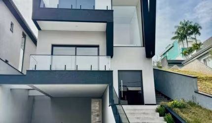 Excelente Casa no Condomínio New Ville 4 suítes Piscina