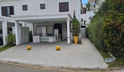 Linda casa no condomínio Tamboré 4