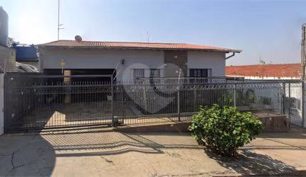 Casa com 3 quartos à venda em Vila Cleto - SP