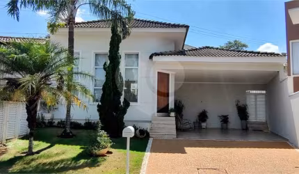 Condomínio com 3 quartos à venda em Parque Do Varvito - SP