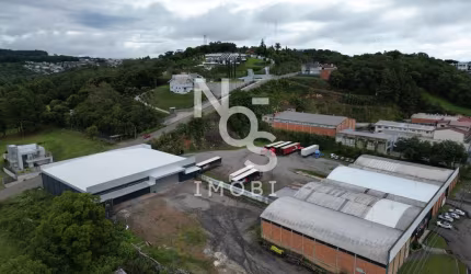 Pavilhões para locação com pátio na entrada de Flores da Cunha