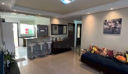 Vende-se linda casa no Uberaba com três quartos sendo um suíte.