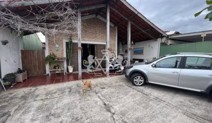 Casa à venda, 350m da praia, 03 dormitórios, sendo 01 suíte + edícula, Jardim Aruan, Caraguatatuba,