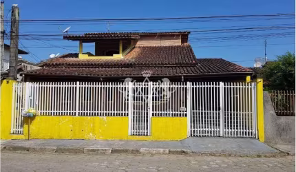 Oportunidade de Sobrado à venda, 03 dormitórios, sendo 01 suíte master, com piscina e sauna, região
