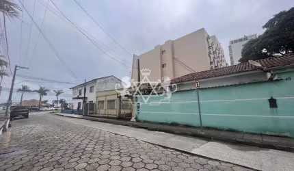 Casa à venda em área comercial, a poucos passos da praia, Centro, Caraguatatuba, SP