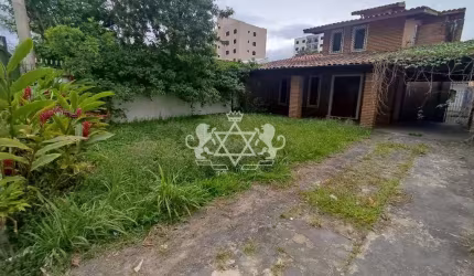 Sobrado com edícula à venda, a 30 metros da praia Martin de Sá, Caraguatatuba, SP