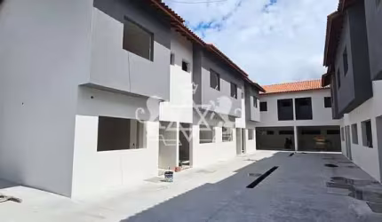 Sobrado em construção à venda, no Bairro Cidade Jardim, na cidade de Caraguatatuba, Litoral Norte d