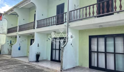 Casa em Condominio c/2 dorms e 3 vagas de garagem à venda a 300m da praia Martim de Sa, Caraguatatu
