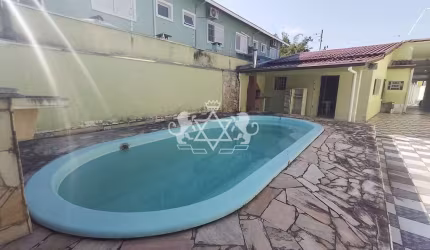 Casa com ótima localização Martin de Sá com 4 Dormitórios, 3 Suítes, Edícula, Piscina e 6 Vagas de