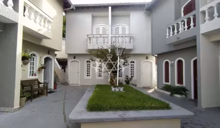 Sobrado 2 DORMITÓRIOS, 01 vaga, à venda em condomínio com PISCINA, no bairro Prainha em Caraguatatu