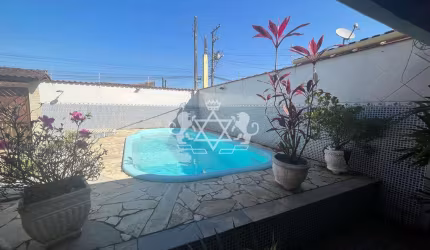 CASA Á VENDA COM DOIS DORMITÓRIOS, PISCINA E CHURRASQUEIRA NA PRAIA DAS PALMEIRAS, EM CARAGUATATUBA