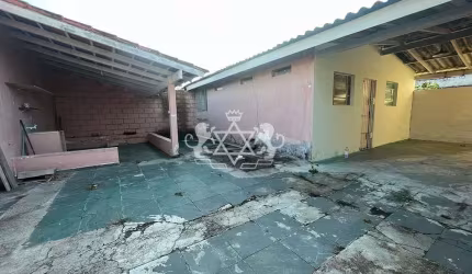 Oportunidade Casa à venda, amplo terreno, 900 metros da rodovia, próximo ao CEI, bairro Golfinhos,