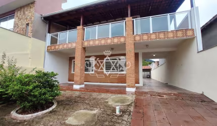 Excelente Sobrado à venda, 05 dormitórios, sendo 01 suíte + quarto e banheiro externo, 390 m² de ár
