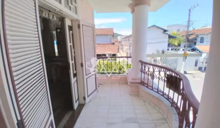 Sobrado à venda no Centro de Caraguatatuba no Litoral Norte de São Paulo.