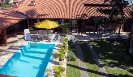 Casa  com 4 dormitórios, 2 suítes, piscina, uma quadra da praia à venda, Praia das Palmeiras, Carag