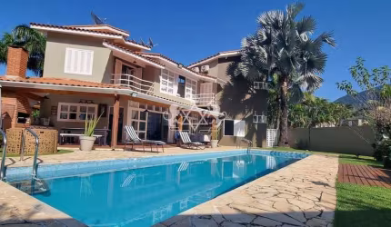MARAVILHOSO SOBRADO Á VENDA, 'MOBILIADO', com 600 m² de terreno, 3 Suítes, 4 banheiros, área de laz