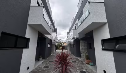 Sobrado em condomínio tipo triplex no bairro Capricórnio I distante 300metros da Praia!