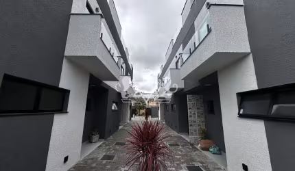 Sobrado tipo Triplex no bairro Capricórnio I distante 300 metros da praia