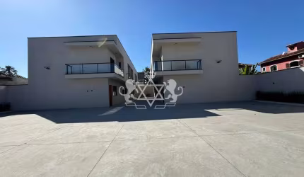 Sobrado de 2 Suítes com 89m² em Condomínio Fechado – Próximo à Praia!