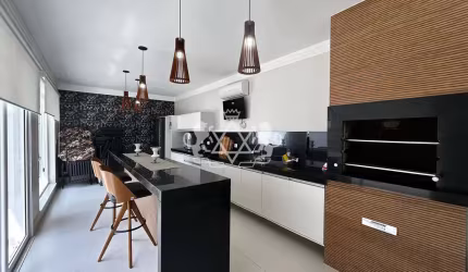 Casa à venda 'MOBILIADA'  a 200 metros da praia, 4 Dormitórios sendo 2 suítes com 550m² AT I 320m²