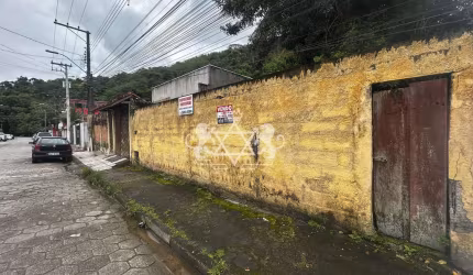 Terreno à venda na região Central, Aterrado e murado com 300m² AT,  muito bem localizado próximo ao