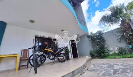 Casa com 4 Dormitórios à Venda no Bairro Indaiá a poucas quadradas da Praia