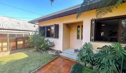 Casa 3 dormitórios sendo duas suítes no Centro
