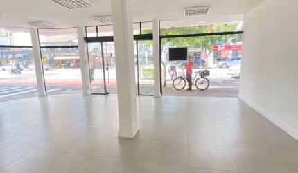 Sala bem localizada na 3º Avenida, Centro de Balneário Camboriú.
