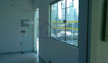 Sala comercial bem localizada no Centro de Balneário Camboriú.