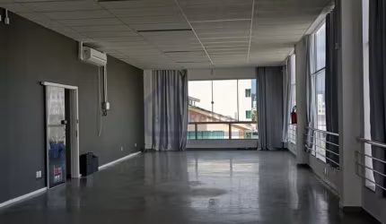 Sala comercial para alugar na Rua Roma, 253, Santa Regina, Camboriú por R$ 1.800