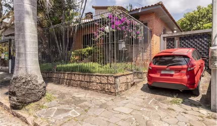 Casa para venda  no Bairro Três Figueiras em Porto Alegre