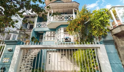 Casa para venda  no Bairro Chácara das Pedras em Porto Alegre